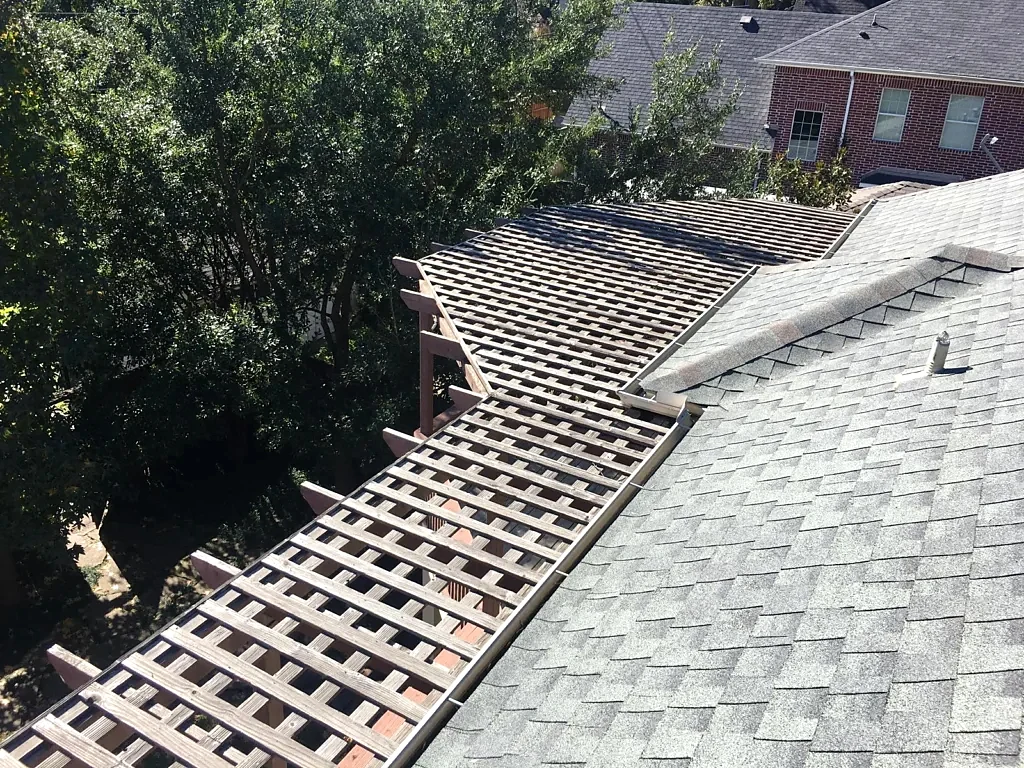 Roof edge beside the pergola before work.