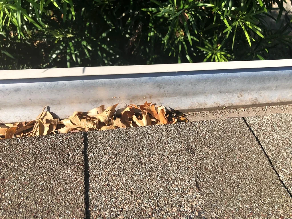Gutter and roof edge before the restoration.